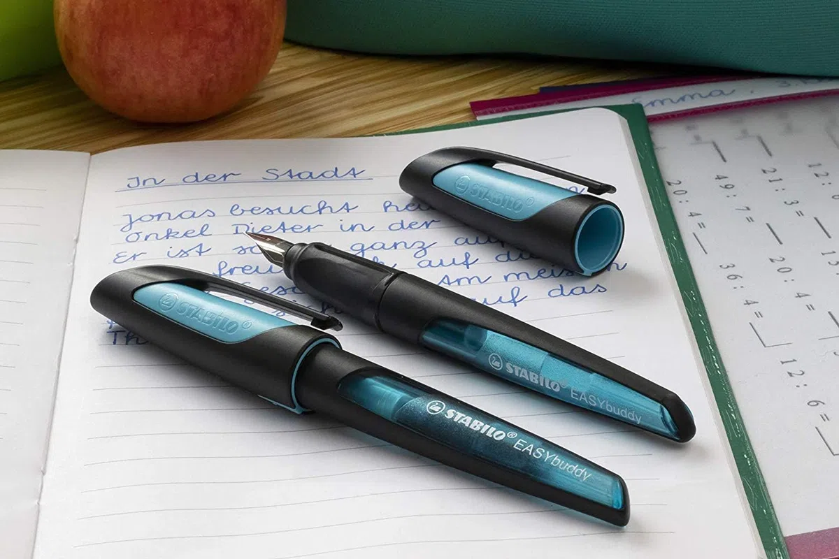 STABILO EASYbuddy - Penna Stilografica Ergonomica per Bambini - Nero/Azzurro - Punta Standard - Cartuccia Blu inclusa