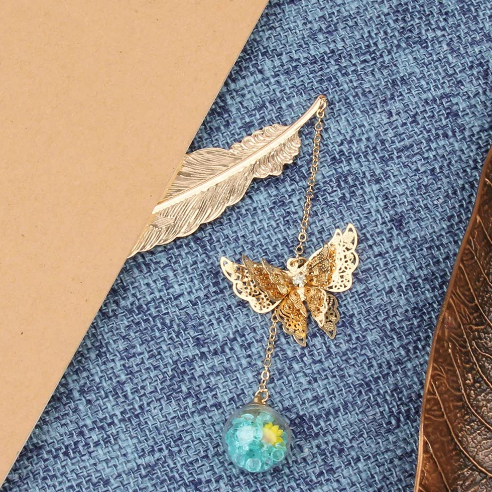 2PCS Segnalibro in Piuma di Metallo Segnalibri a Forma di Piuma con Farfalla 3D e Perle di Vetro Ciondolo Eterno Fiore Secco Regalo per Adulti, Bambini e Studenti