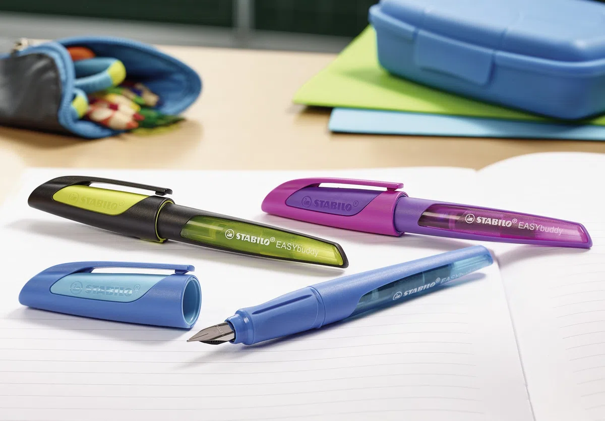 STABILO EASYbuddy - Penna Stilografica Ergonomica per Bambini - Nero/Azzurro - Punta Standard - Cartuccia Blu inclusa