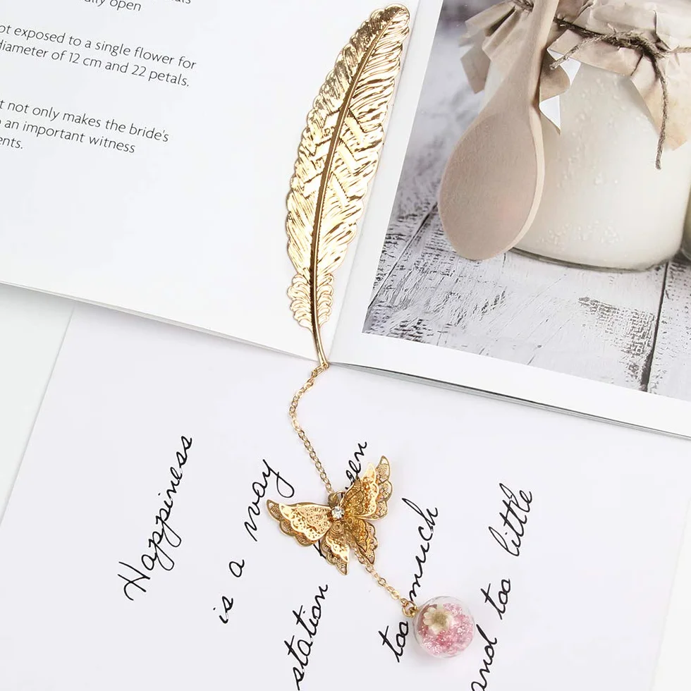 2PCS Segnalibro in Piuma di Metallo Segnalibri a Forma di Piuma con Farfalla 3D e Perle di Vetro Ciondolo Eterno Fiore Secco Regalo per Adulti, Bambini e Studenti